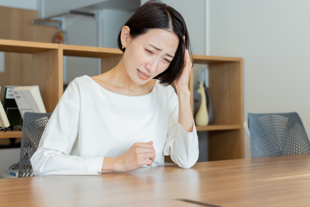 頭痛で悩む女性